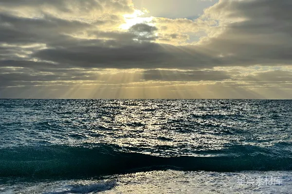 高清摄影 海上的阳光穿透云层
