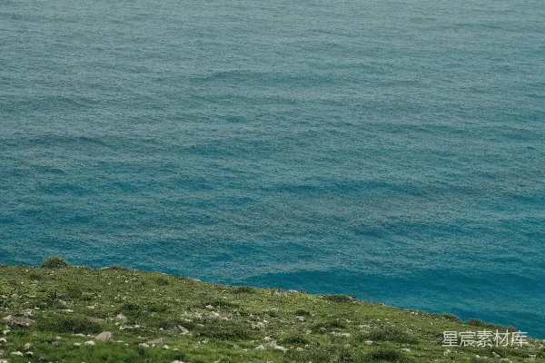 高清摄影 海岸边的绿色山坡