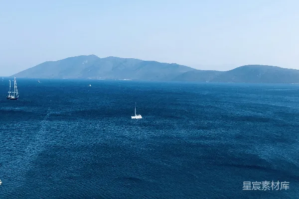 高清摄影 宁静的蓝色海洋与远山
