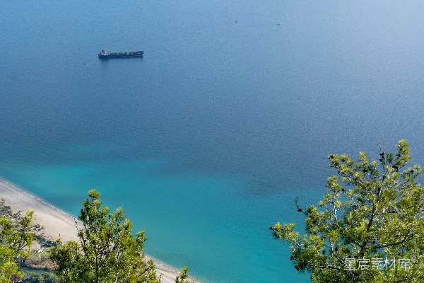 高清摄影 海岸线上的宁静港湾