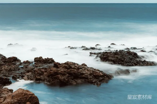 高清摄影 海岸线的波涛与岩石