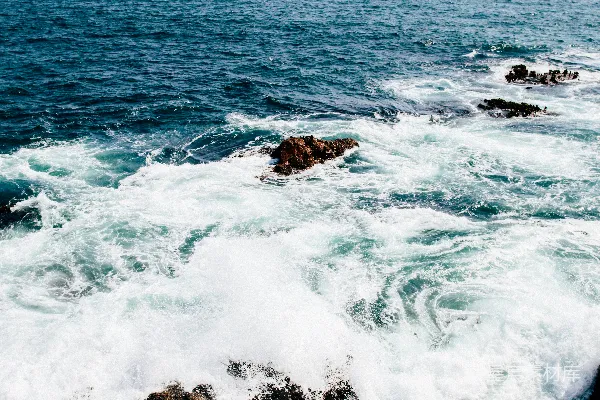 高清摄影 海浪拍打岩石