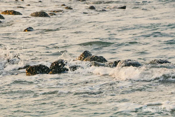 高清摄影 海浪拍打岩石