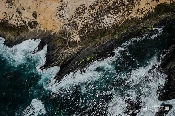 高清摄影 海岸俯瞰：岩石与波浪