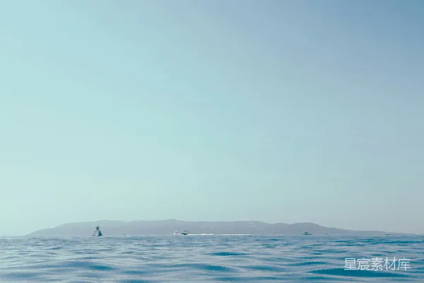 高清摄影 宁静的海洋与远处的岛屿