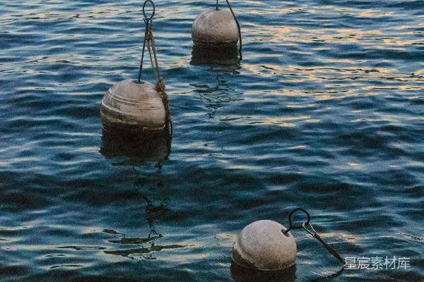 高清摄影 海上的浮标
