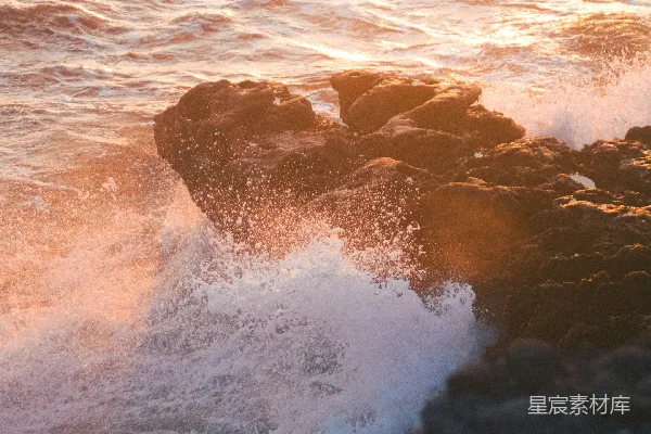 高清摄影 日落时分的海浪拍打岩石