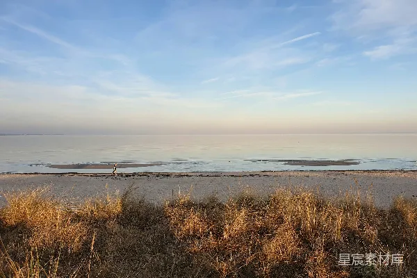 高清摄影 海边散步的宁静时光