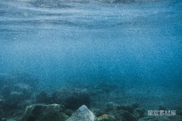 高清摄影 海底的石块与光晕