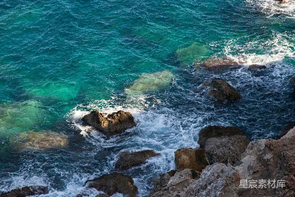 高清摄影 海岸礁石与清澈海水