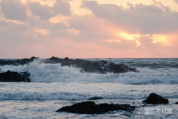 高清摄影 夕阳下的海岸波浪