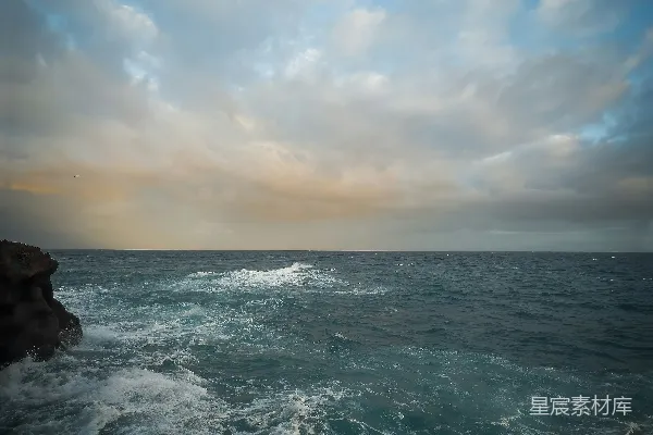 高清摄影 海岸的波涛与云层