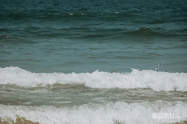 高清摄影 海浪轻拍沙滩