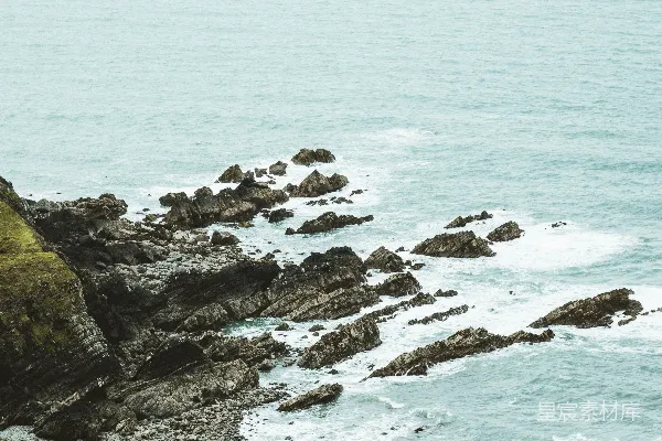 高清摄影 海岸线上的岩石与海浪