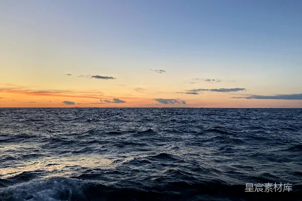 高清摄影 日落时的海上航行