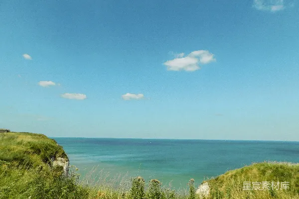 高清摄影 海边的蓝天与草地