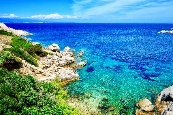 高清摄影 碧海蓝天与岩石海岸