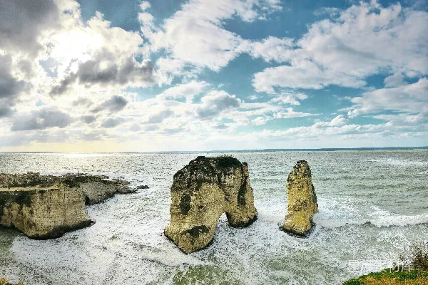 高清摄影 巨岩屹立海中，云影洒落蓝天