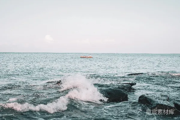 高清摄影 海浪拍打岩石的宁静时刻