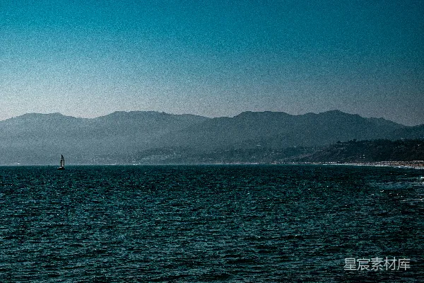 高清摄影 海边的宁静与山脉的轮廓