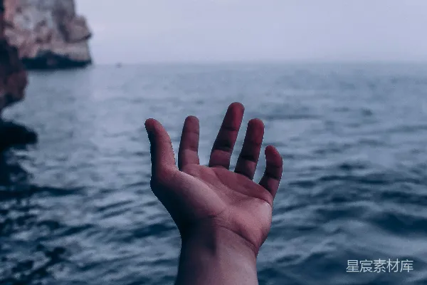 高清摄影 触碰大海的手