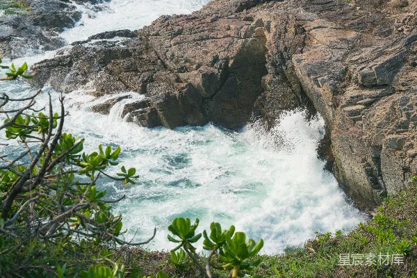 高清摄影 岩石海岸的波浪冲击