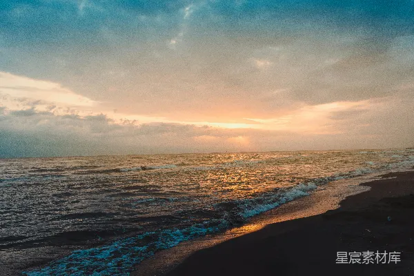 高清摄影 夕阳下的沙滩与海浪