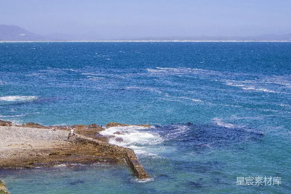 高清摄影 海岸边的宁静与波浪