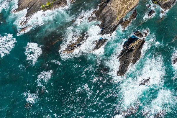 高清摄影 海浪冲击岩石的航拍视角