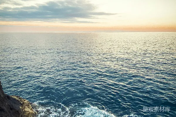 高清摄影 海浪拍打岩石的宁静时刻