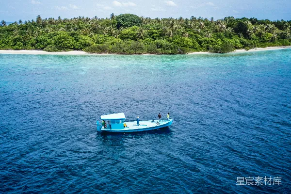 高清摄影 海边的蓝色小船