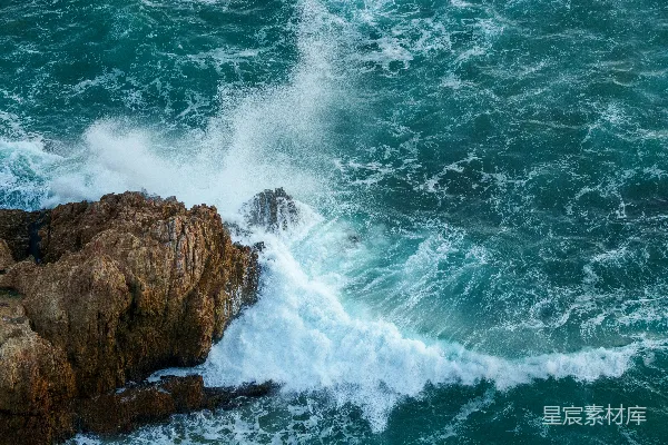 高清摄影 海浪拍打岩石