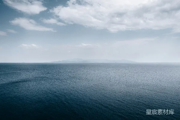 高清摄影 辽阔的海洋与远方的山峦