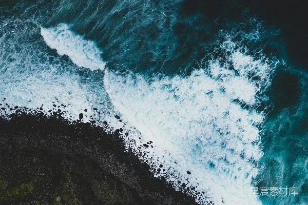 高清摄影 海浪拍打岩石的俯视图