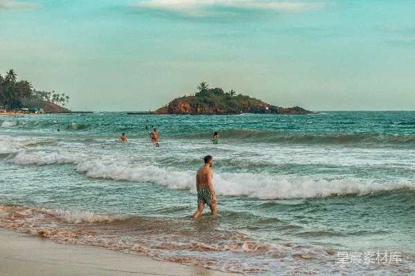 高清摄影 海边漫步的人