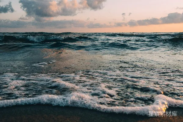 高清摄影 夕阳下的海滩与波浪
