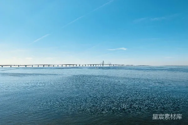 高清摄影 清澈的海面与远处的桥梁