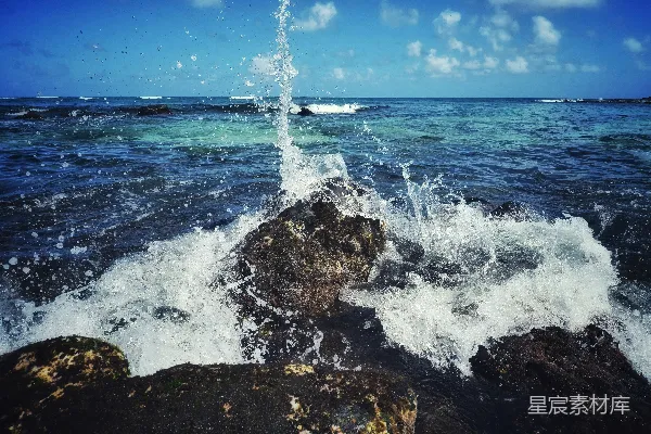 高清摄影 波浪拍打岩石