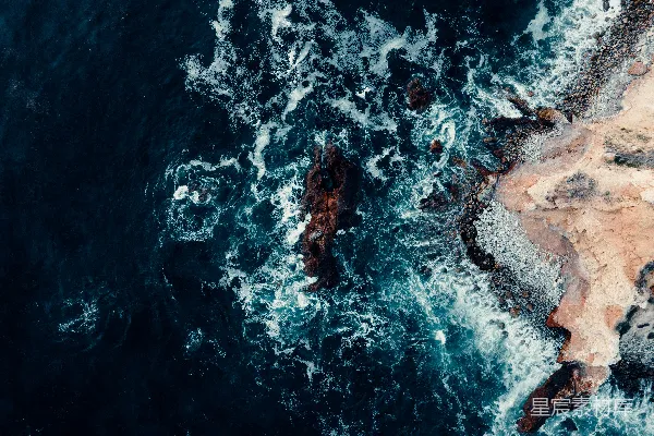 高清摄影 海浪拍打岩石的俯视图