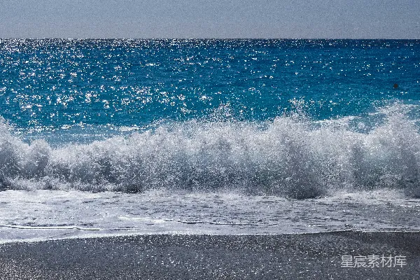 高清摄影 海浪拍打沙滩的瞬间