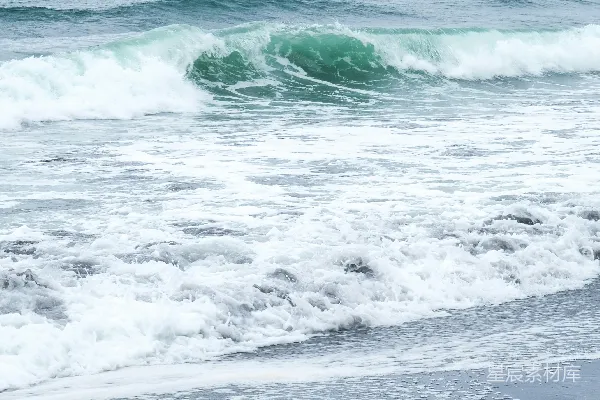 高清摄影 黑沙滩上的海浪