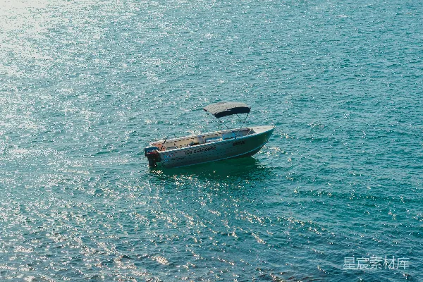 高清摄影 海上的静谧小舟