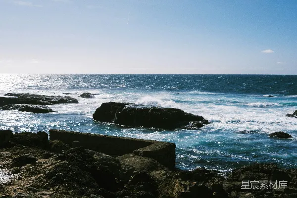 高清摄影 海岸边的浪花与岩石