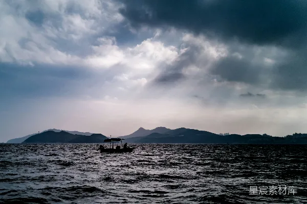 高清摄影 独舟云海：宁静的海上时光
