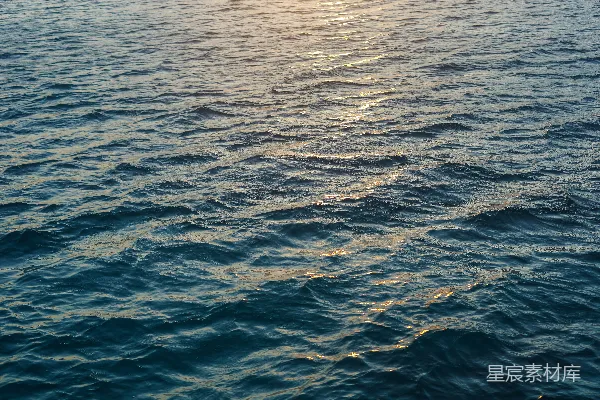 高清摄影 夕阳下的波纹海面