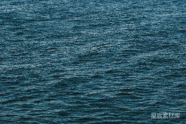 高清摄影 静谧的深蓝海面
