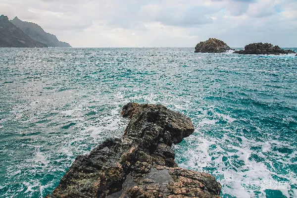 高清摄影 海浪拍打岩石的壮丽景色