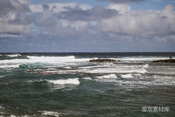 高清摄影 海岸浪花与天空的交响