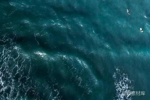 高清摄影 俯瞰冲浪者与碧海