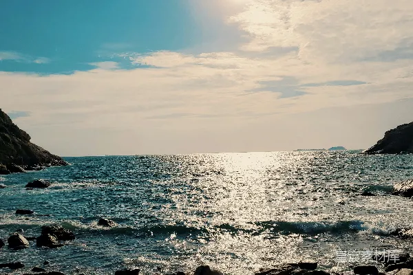 高清摄影 海浪轻拍礁石，宁静的海岸线